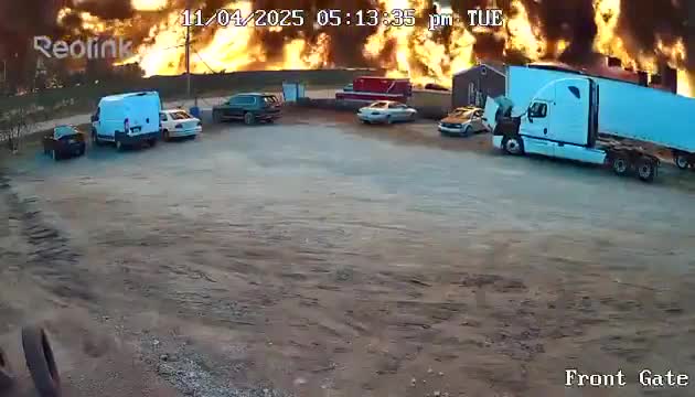   نمای دیگر از سقوط هواپیمای باری در آمریکا