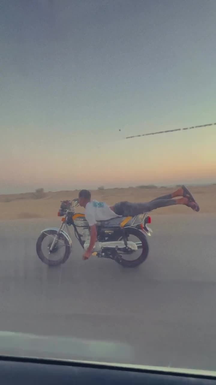   حرکات عجیب و خطرناک یک موتورسوار با سرعت ۱۲۰ کیلومتر در جاده!