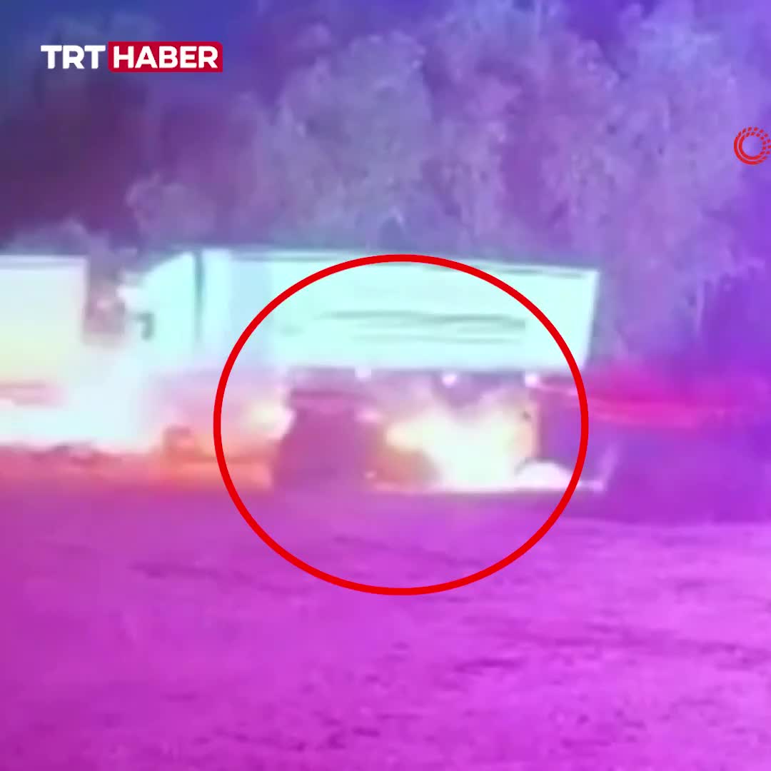   لحظه تصادف دلخراش ۲ کامیون و ۳ خودروی سواری؛ راننده زنده‌زنده در ماشین سوخت!