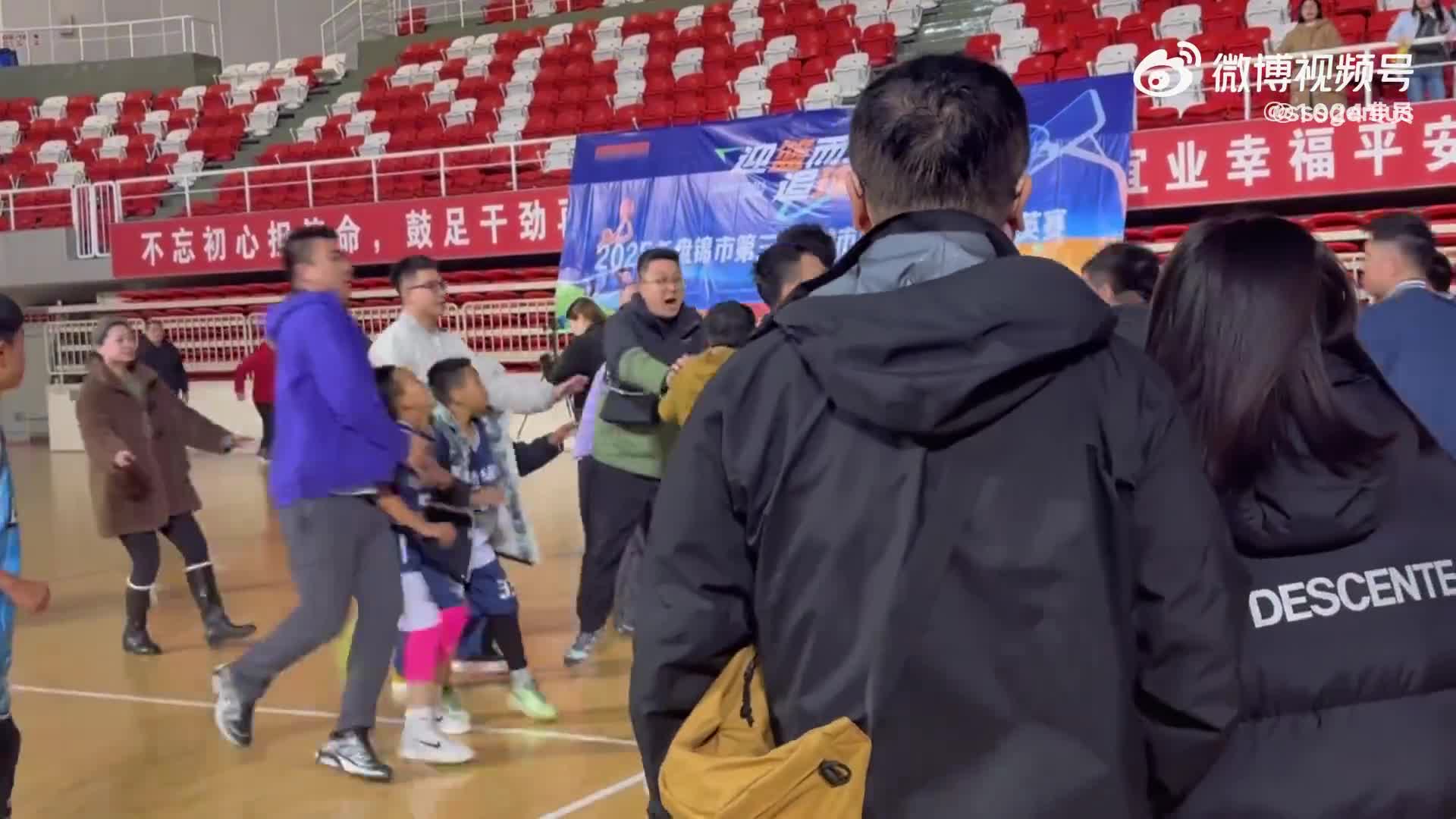   دعوای عجیب والدین بعد از یک مشاجره جزئی در جریان بازی بسکتبال جوانان!