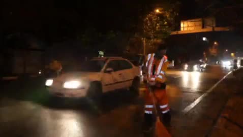   برخورد خودرو با گاردریل حین فعالیت شبانه پاکبانان