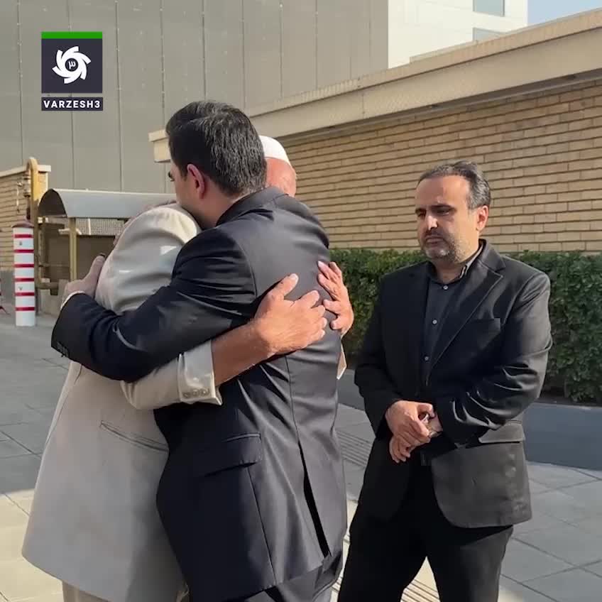   اشک‌های تلخ پدر صابر کاظمی در آغوش رئیس فدراسیون والیبال