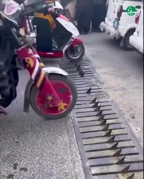   تکنیک پلیس افغانستان برای اجبار مردم به رعایت قانون؛ ترکاندن لاستیک!