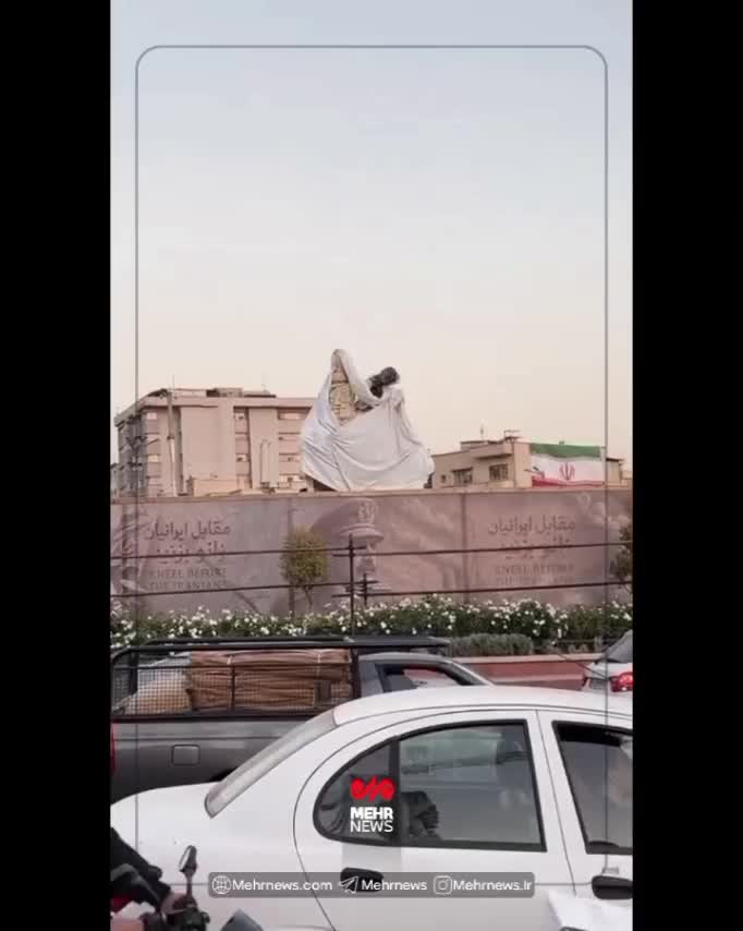   مجسمه زانو زدن پادشاه رم در میدان انقلاب