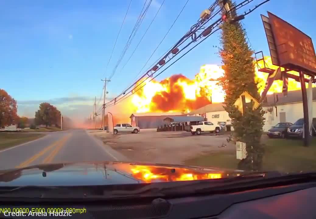   سقوط ترسناک هواپیما در شهر لویی ویل آمریکا از زاویه جدید