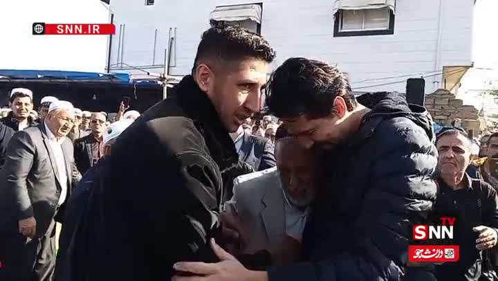   اشک‌های ناتمام فرهاد قائمی در آغوش پدر مرحوم صابر کاظمی