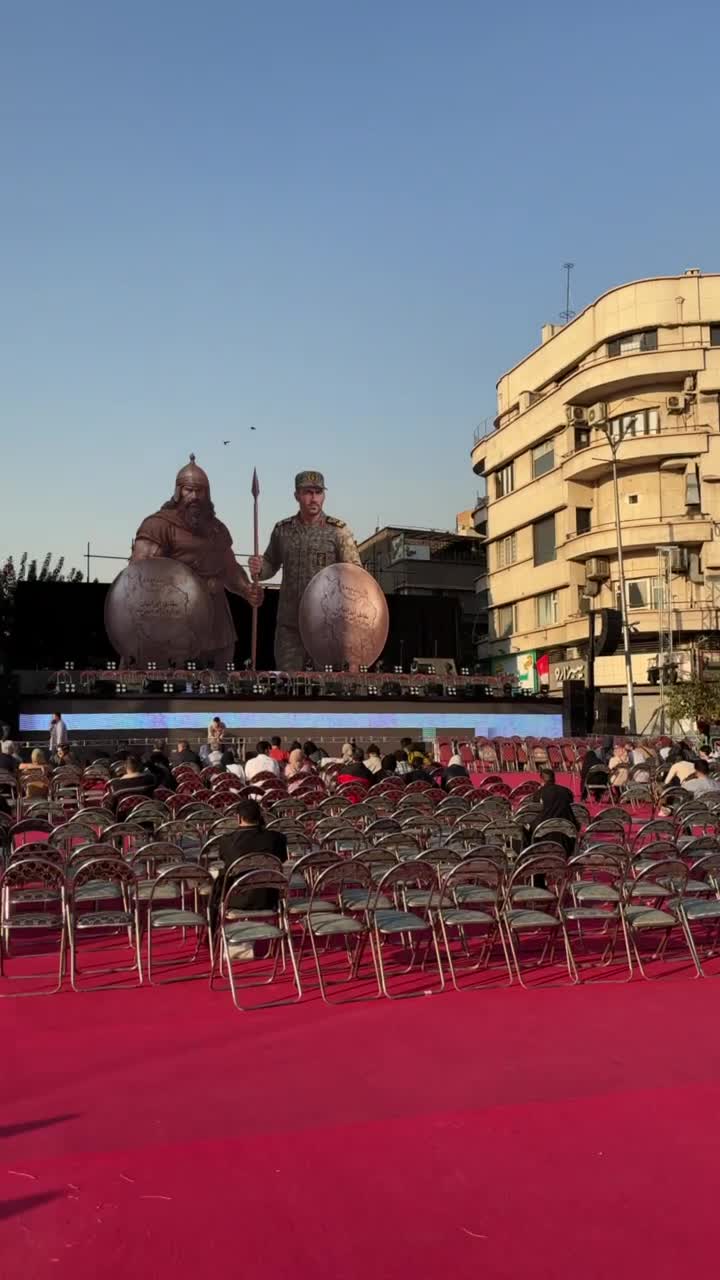   میدان انقلاب به احترام ایران سرخ شد