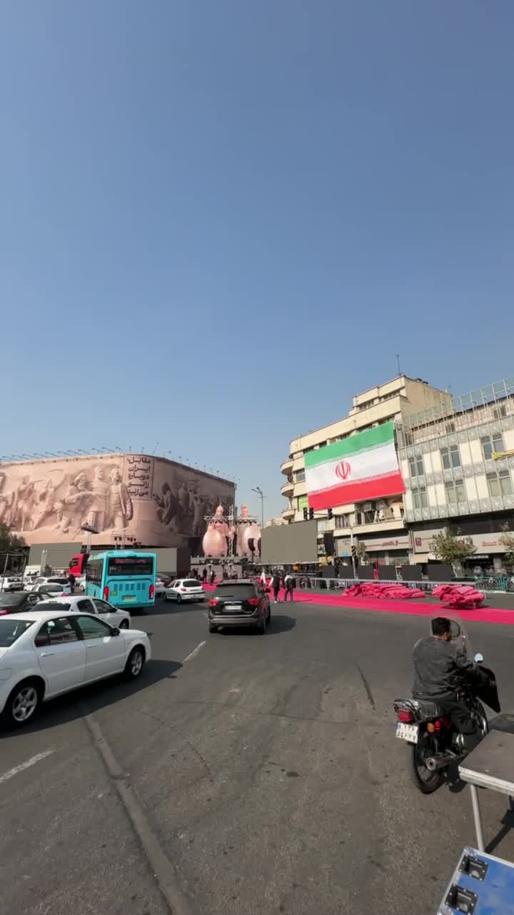   اولین تصاویر از حاشیه مراسم رونمایی از زانو زدن پادشاه رم در میدان انقلاب تهران