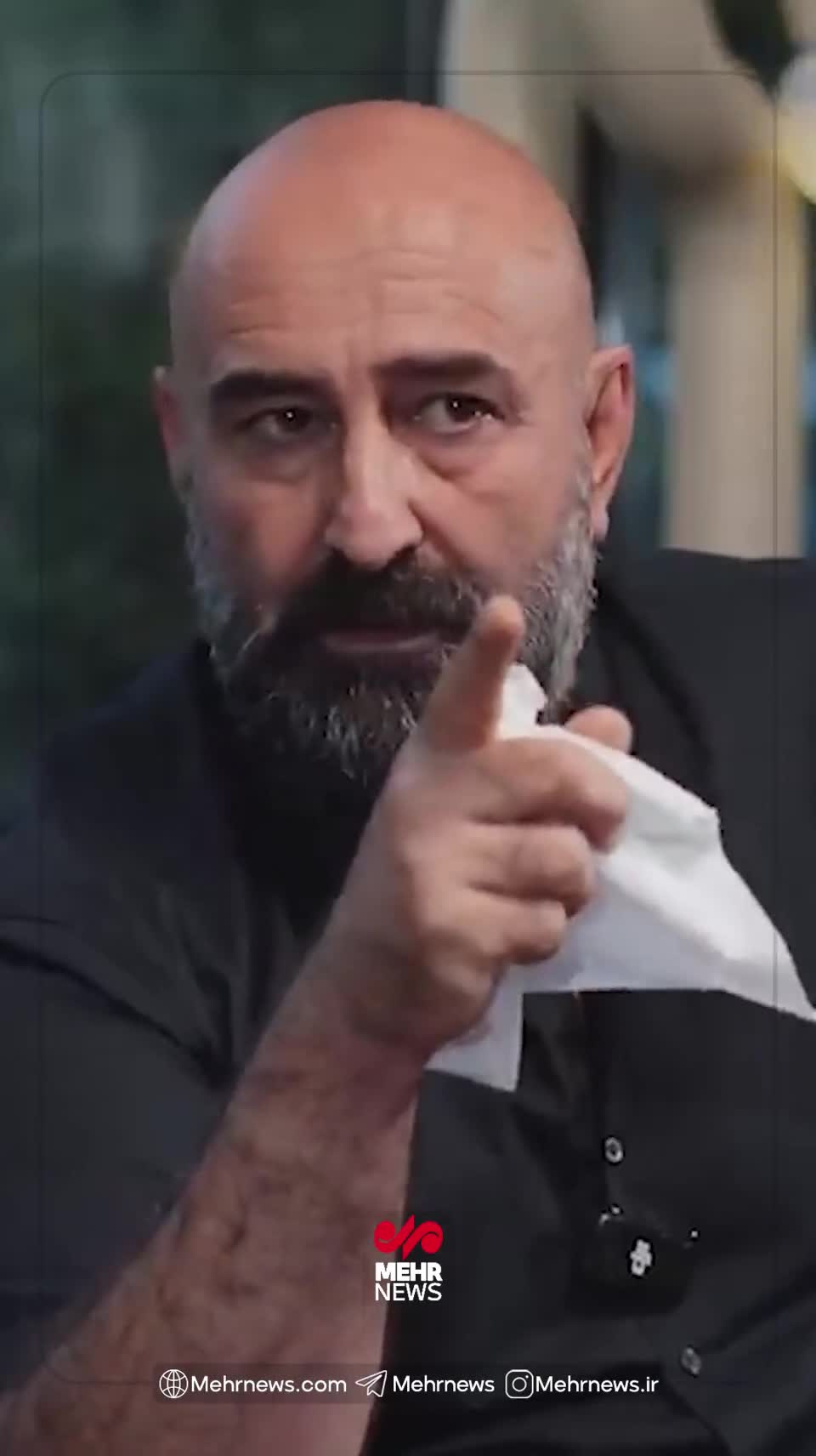   چشم‌های اشکبار و بغض آقای بازیگر هنگام سخن درباره عشق به وطن