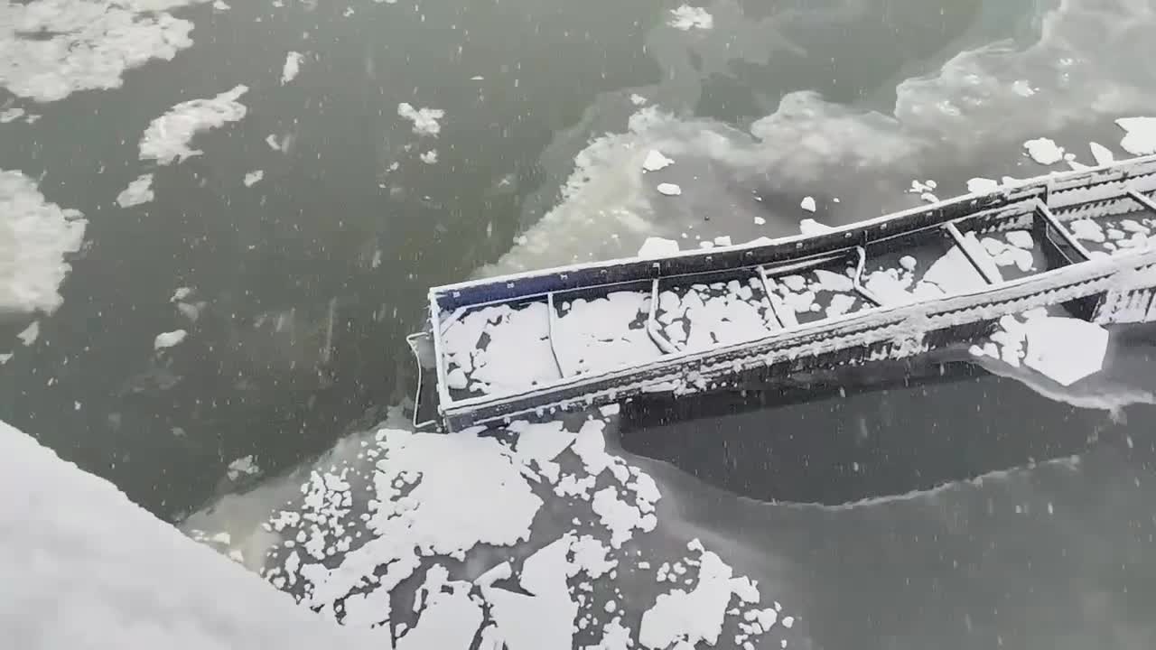   سقوط مرگبار یک‌ کامیون از روی پل در روسیه