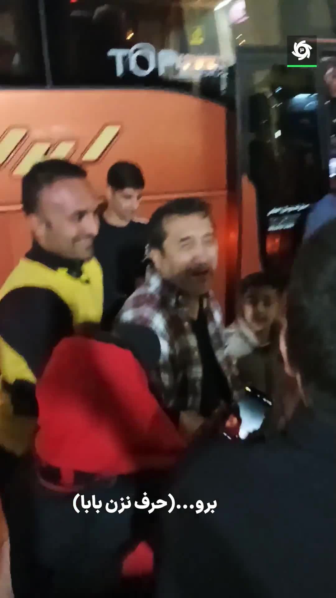   درگیری عجیب و شدید لفظی خداداد عزیزی با یکی از هواداران خیبر