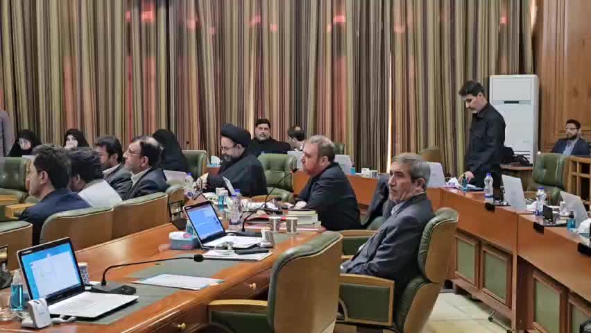   عضو شورای شهر تهران: زاکانی باید بابت حرف‌هایی که به شورا زد مقابل رسانه‌ها  عذرخواهی کند!