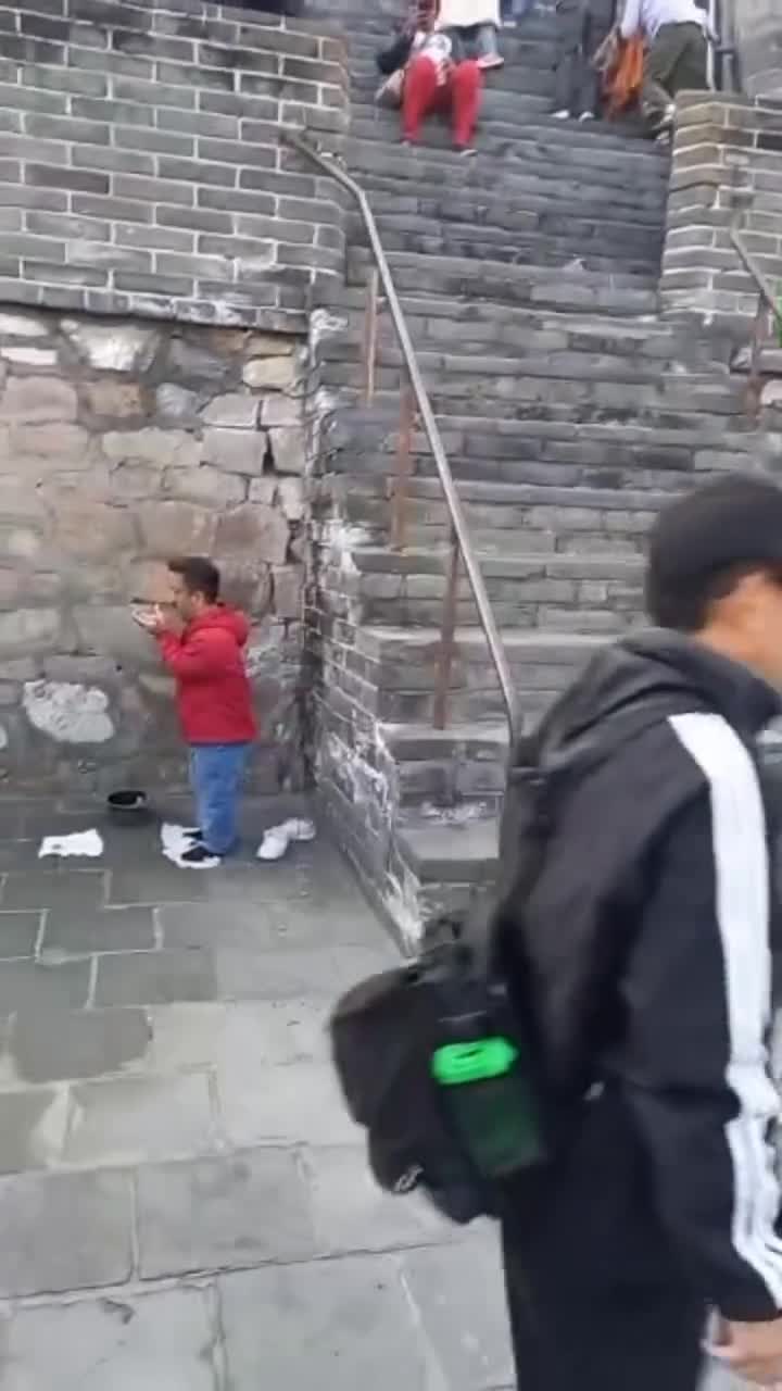   نماز خواندن بازیگر سریال ستایش روی دیوار چین