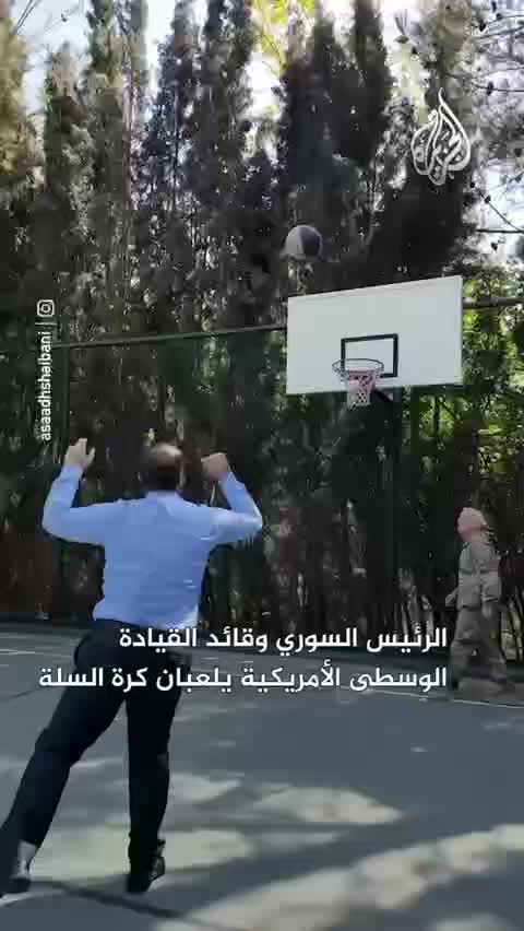   بازی بسکتبال میان جولانی و فرمانده سنتکام در بدو ورود به آمریکا