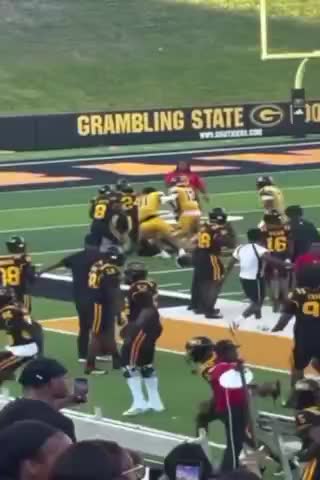   تبدیل زمین فوتبال به رینگ بوکس