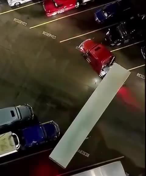   دقت و مهارت بی‌نظیر راننده در پارک کردن تریلی