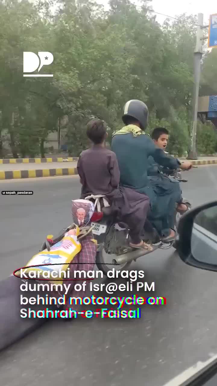   موتورسوار در کراچی در حال کشیدن ماکت بنیامین نتانیاهو