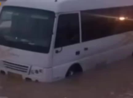   طوفان شدید باران و گرفتار شدن ماشین‌ها در جاده عین خوش به دهلران