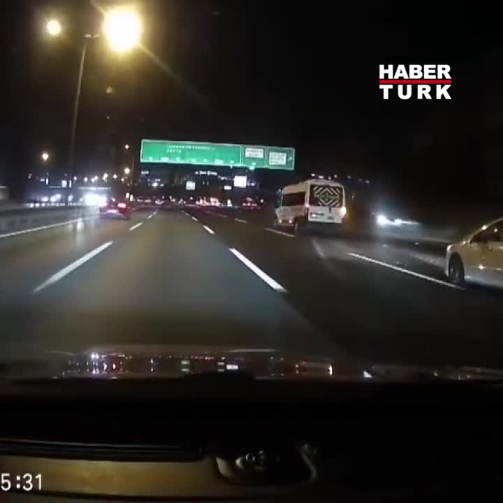   لحظات مملو از وحشت وسط اتوبان؛ نتیجه لایی‌کشی و حرکات نمایشی یک خودرو!