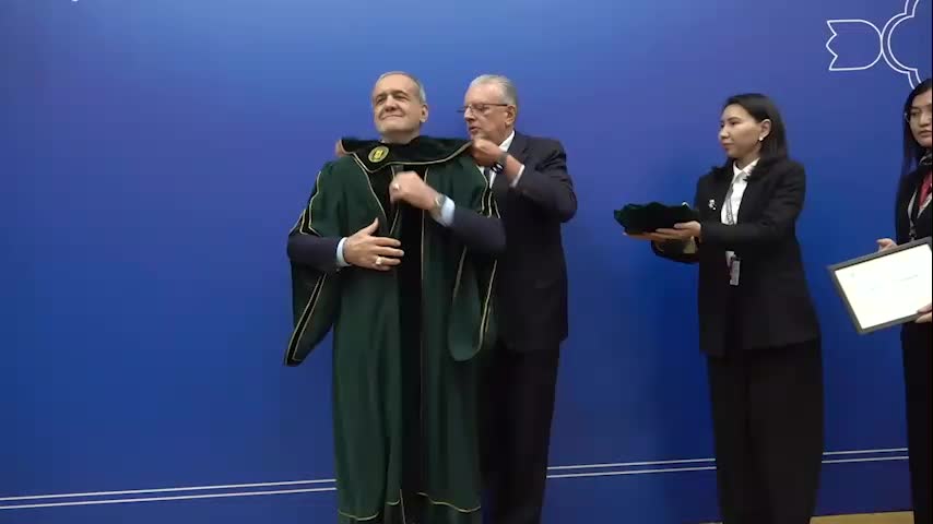    رئیس‌جمهور از دانشگاه نظربایف قزاقستان دکترای افتخاری گرفت