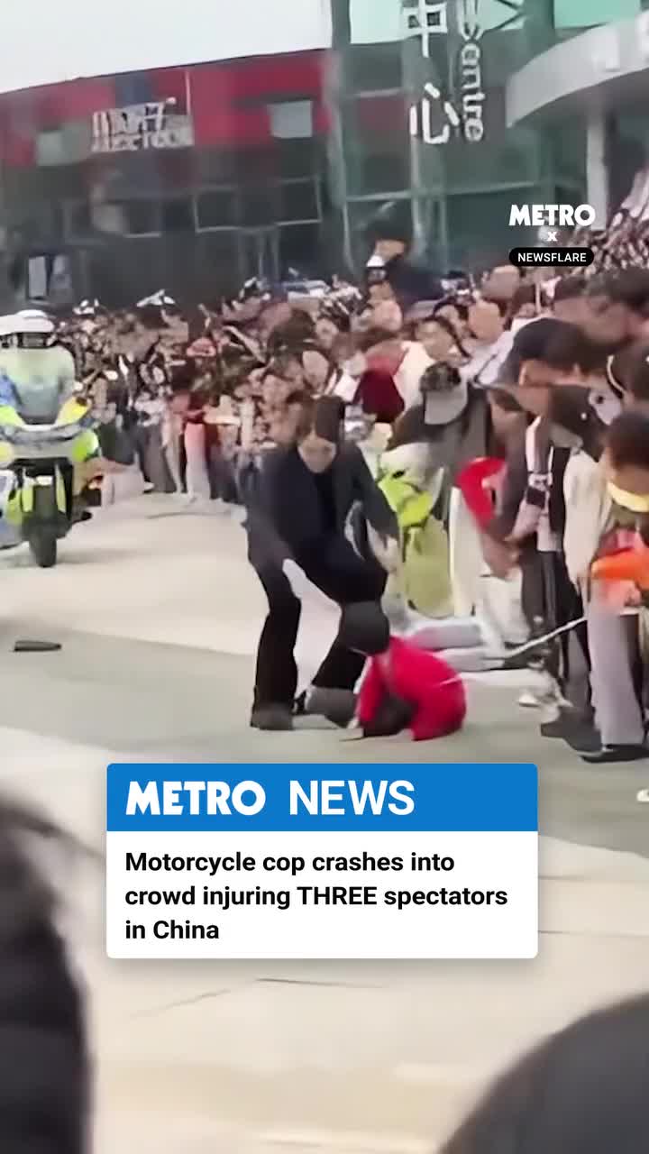   حادثه شوکه‌کننده در چین؛ موتور پلیس وارد تماشاگران را زیر گرفت!
