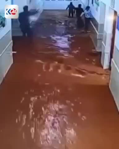   سیلاب در کردستان عراق وارد کلاس درس شد!