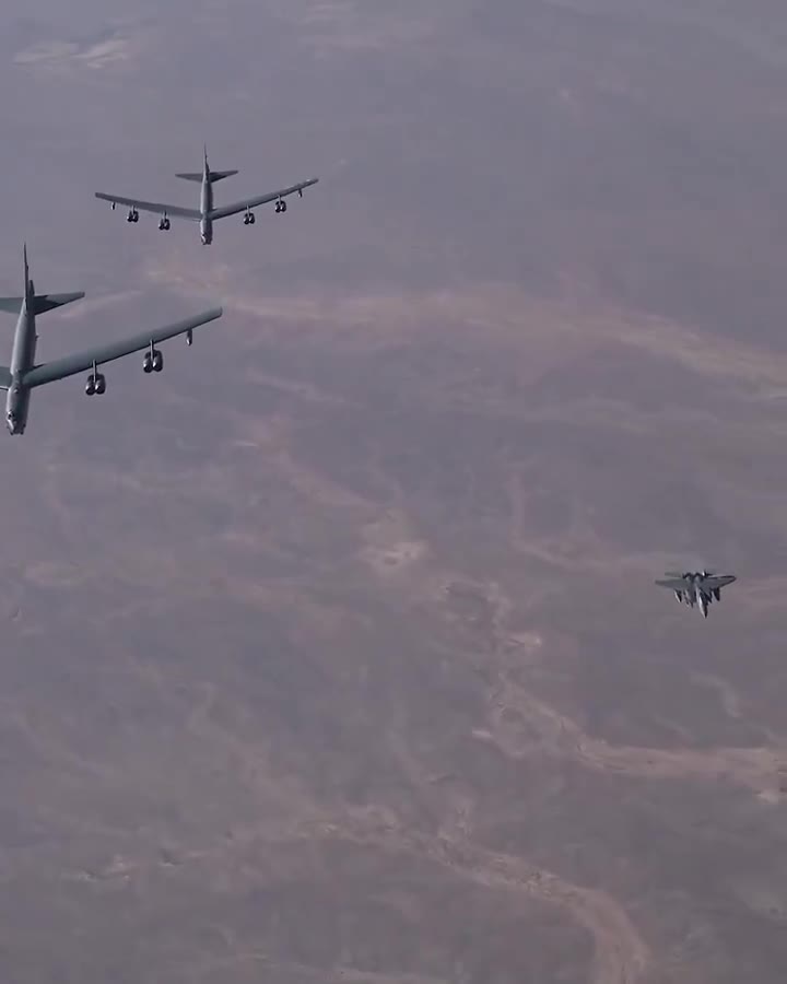   قدرت‌نمایی بمب‌افکن‌های B-52 آمریکایی کنار جنگنده‌های ژاپنی