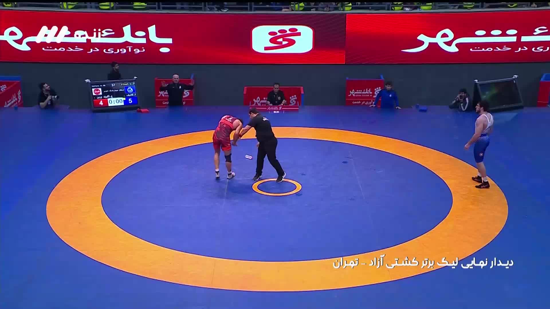   درگیری لفظی دو گشتی‌گیر در پایان و پرتاب بطری