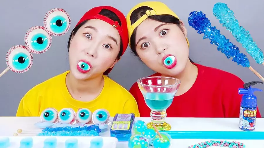 چالش خوراکی رنگارنگ: آیا می‌توانید از پس این غذاهای ژله‌ای برآیید؟