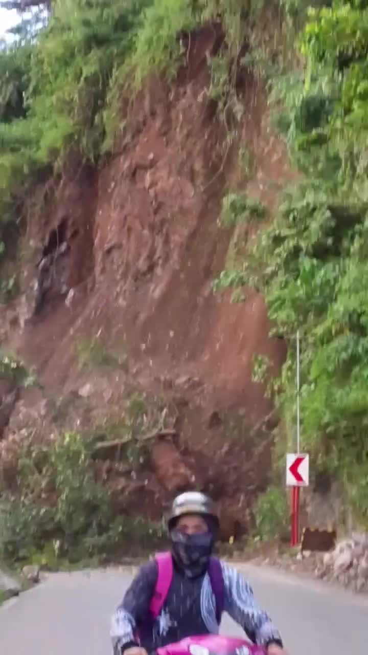   موتورسواران به سختی از رانش زمین در فیلیپین جان سالم به در بردند