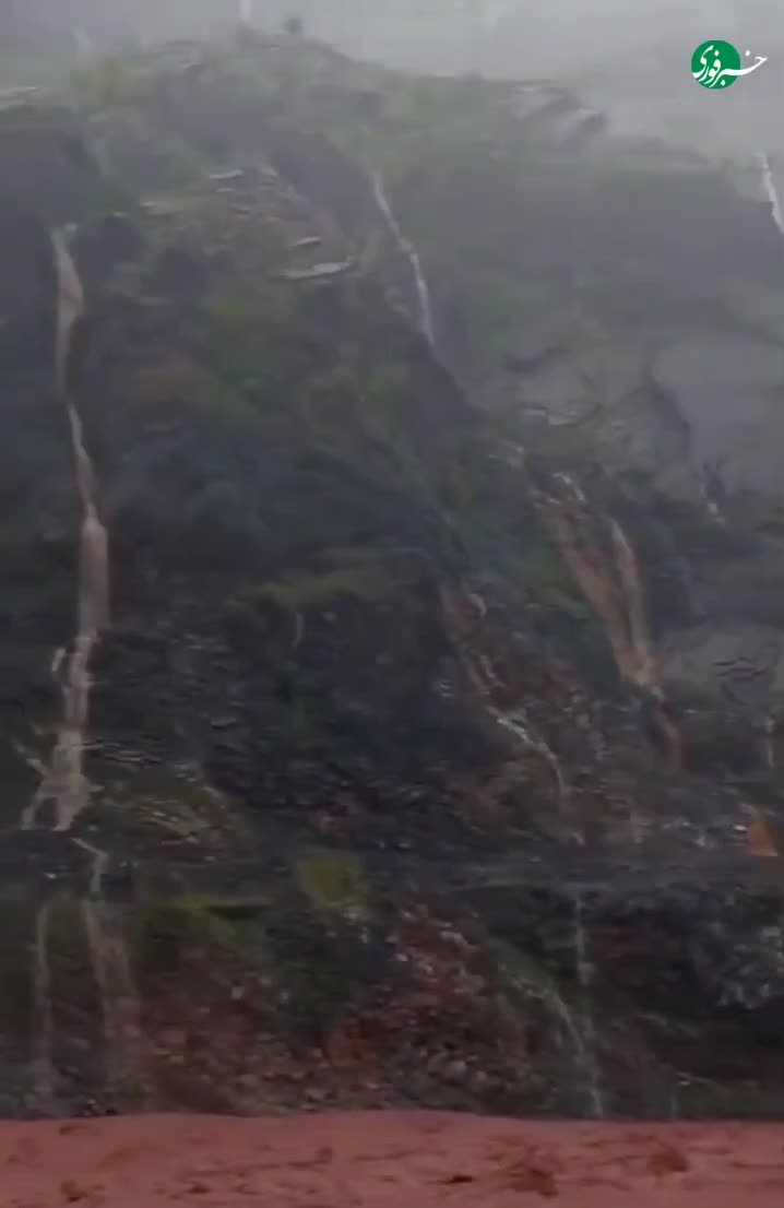   تصاویر شگفت‌انگیز از جاری شدن رودخانه سزار از دل کوه‌های لرستان