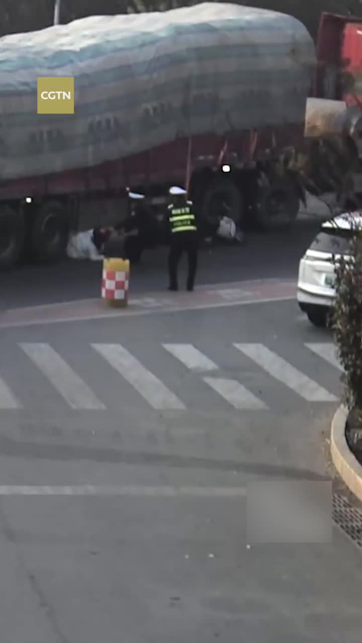   لحظه وحشتناک سقوط یک زن زیر چرخ‌های تریلی مقابل چشمان پلیس؛ فریادها بلند شد