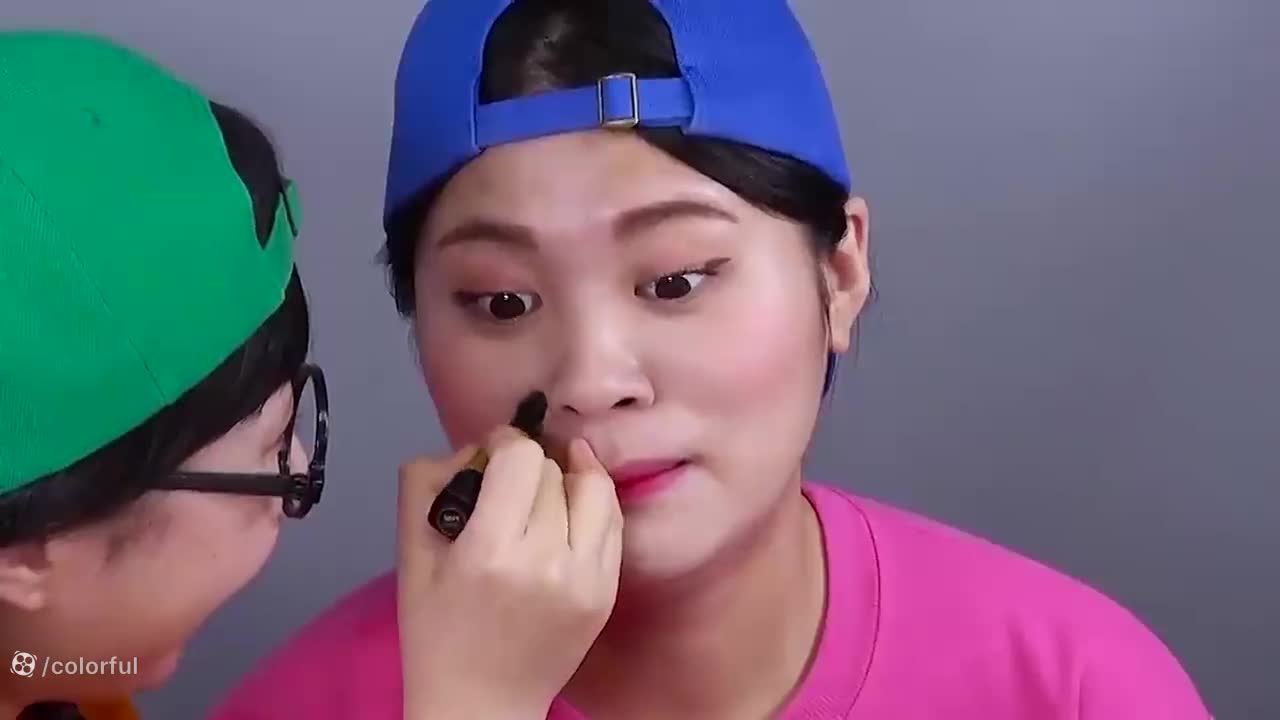 چالش غذای سیاه: دونا و دوستان در دنیای طعم‌های عجیب!