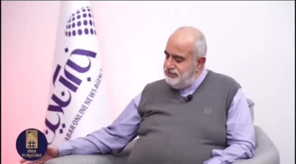   افشاگری حسام الدین آشنا: برخی می‌خواستند با بالن در آسمان تهران، مردم را شنود کنند! / من مسئولی را دیدم که توانایی خواندن پیامک نداشت!