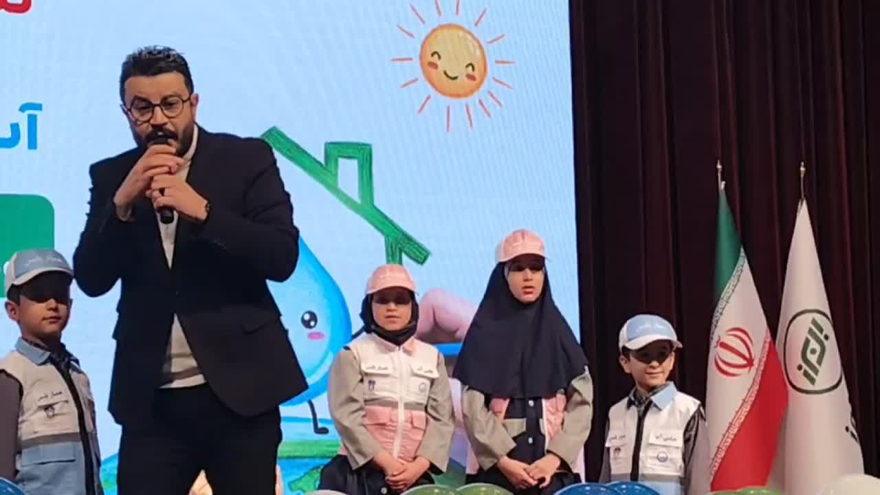   اتفاقی غیرمنتظره روی سن؛ زمین خوردن مجری شبکه ۳