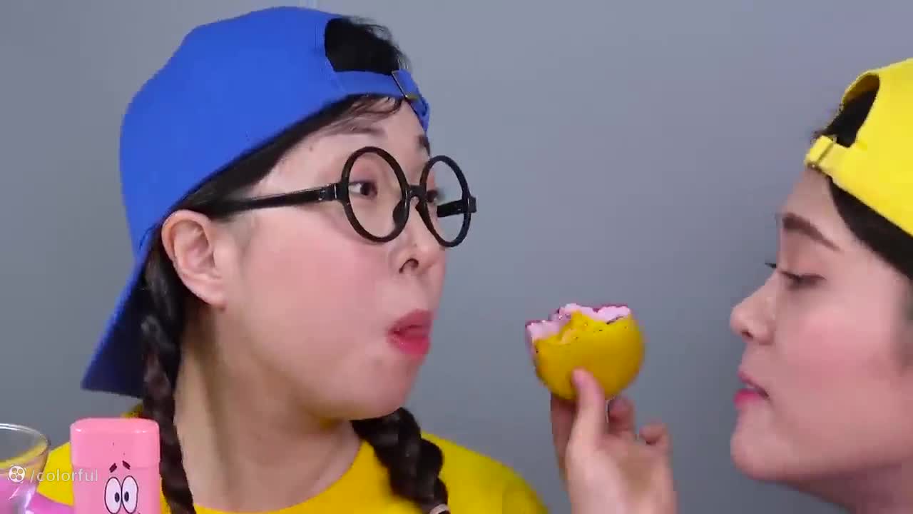 چالش غذایی رنگی: بیایید با هم آبنبات صورتی بخوریم!