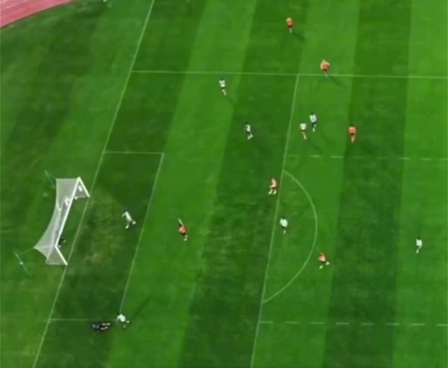   گل قیچی برگردون فرهاد مجیدی در تمرینات البطائح در ۴۹ سالگی