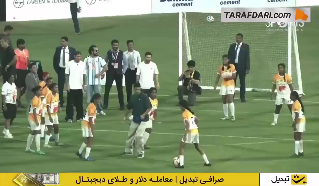   لایی خوردن لوییس سوارز از یک دختر هندی در حاشیه تور GOAT