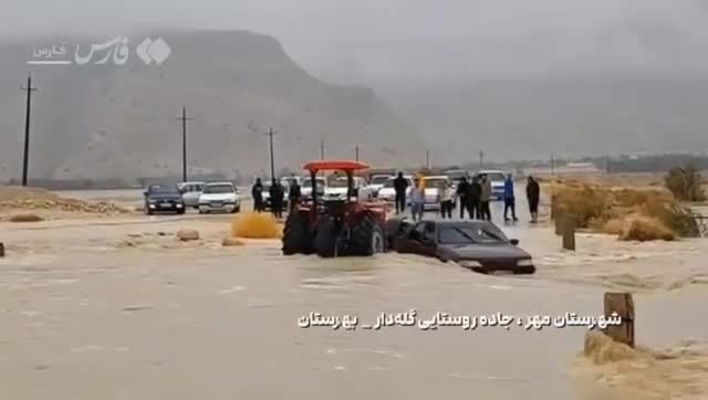   نجات رانندۀ پژو در سیلاب فارس