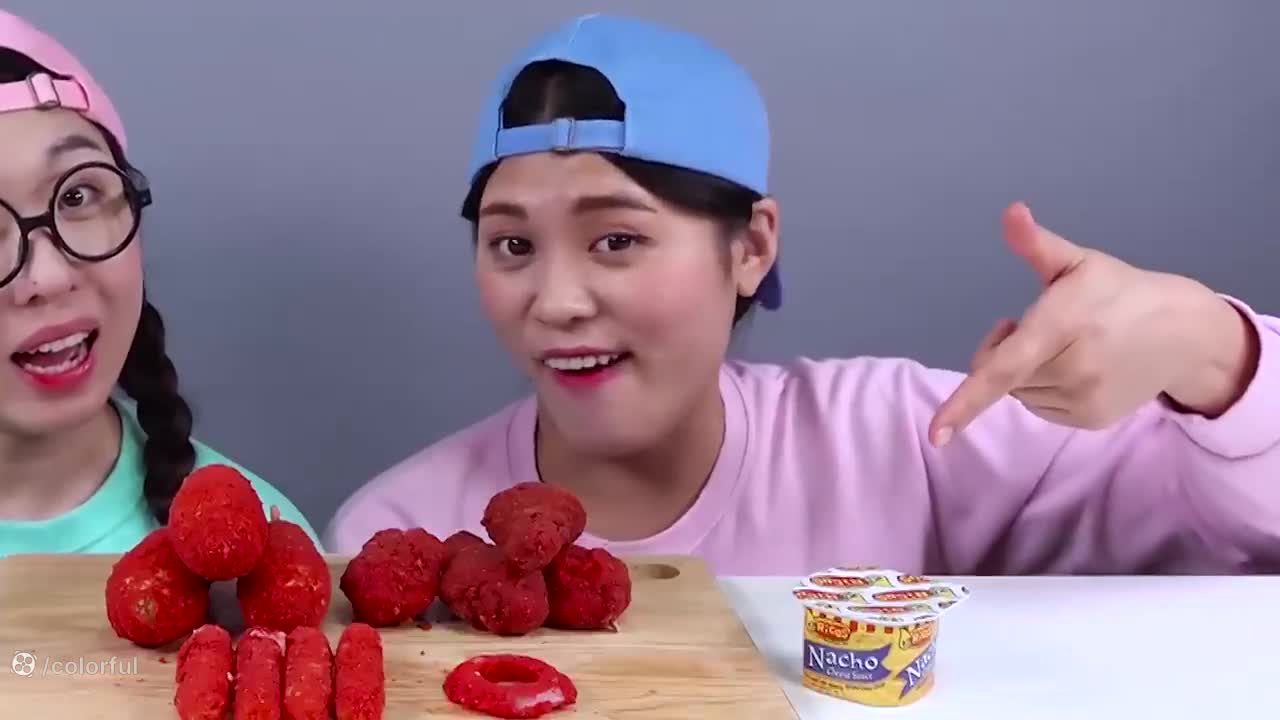 چالش خوراکی اسمر: آیا می‌توانید این غذاهای رنگارنگ را بخورید؟