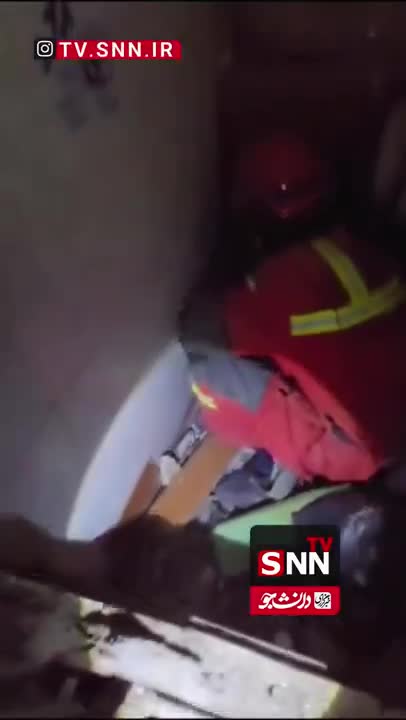   لحظه نجات ساکنان ساختمان سه‌طبقه فروریخته در یافت‌آباد توسط آتش‌نشانی