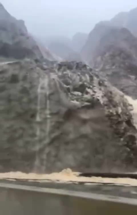   آبشارهای کم‌سابقه در مسیر کهنوج به رودان بندرعباس