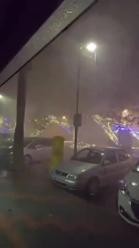   ریزش و تخریب تزئینات کریسمس در اسپانیا در پی وزش بادهای شدید