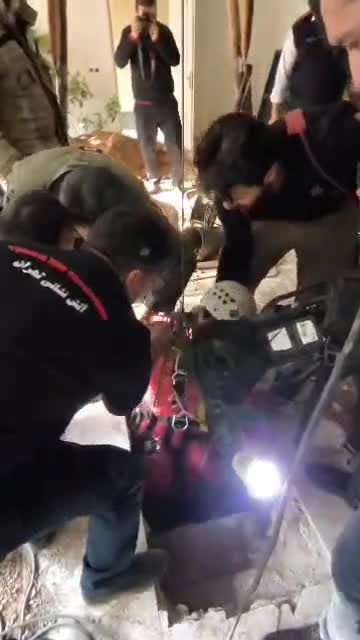   گرفتار شدن دو کارگر در چاه ۲۵ متری در بلوار آفریقا تهران