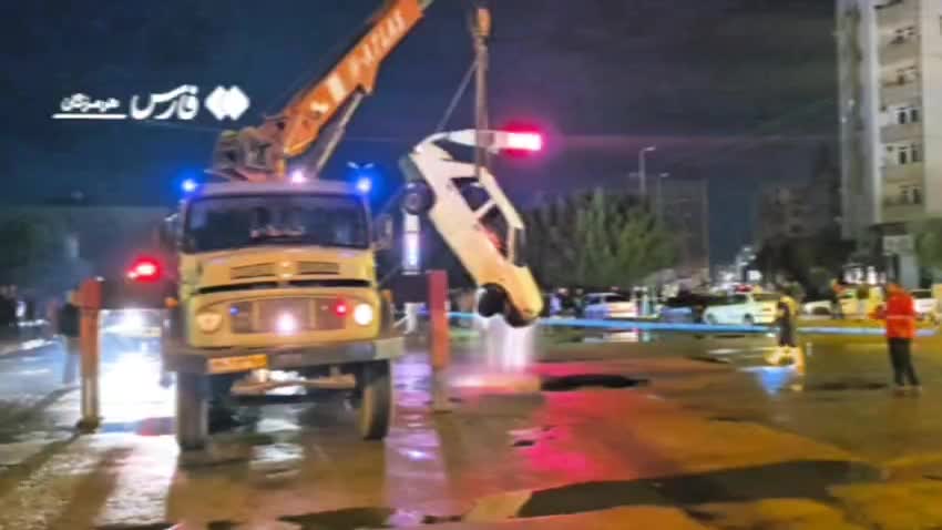   سقوط پراید در پی فرونشست زمین در بندرعباس!