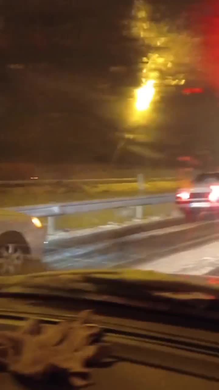   وضعیت برفی جاده مشهد - نیشابور؛ خودروها قادر به حرکت نیستند