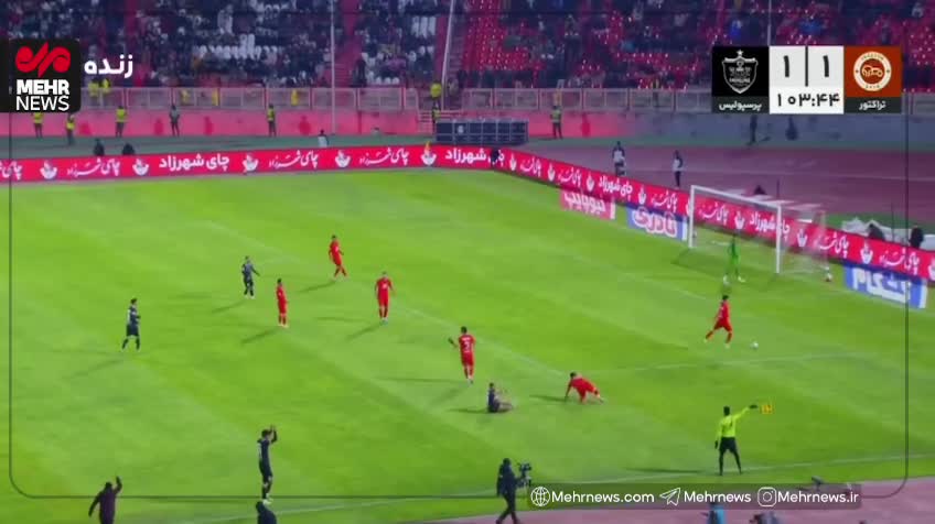   محمد نادری با دریافت کارت زرد دوم از بازی اخراج شد