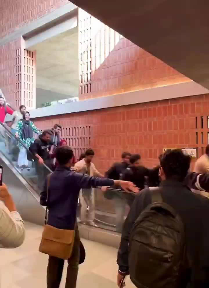  حادثه عجیب روی پله‌برقی در دانشگاه بنگلادش