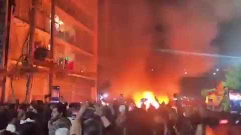   آشوب در پایتخت بنگلادش؛ ساختمان یک روزنامه به آتش کشیده شد