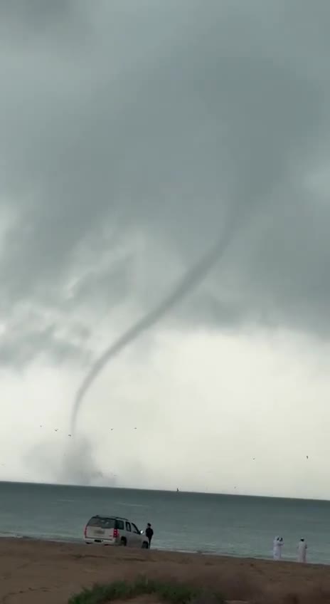   گردباد دریایی نادر در شمال راس الخیمه